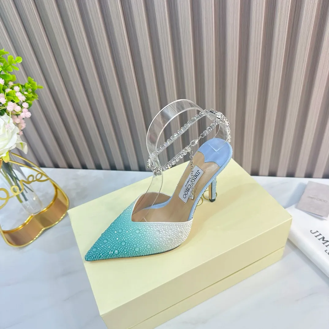 👟👟Ex-factory price 720👟👟 JIMMY CHOO (Jimmy CHOO) 💝💝💝 is a very comprehensive and noble fashion lifestyle brand. It has a series of women's high-heeled, medium-heeled, flat-heeled sandals with the same strap from major fashion bloggers and celebrities in Hong Kong and the United States.  The Australian pointed toe, round toe and square toe series are simply beautiful. Fall in love with elegance and playful sense of the future. Just by looking at them, you want to own them immediately, but you can really think about a pair of exquisite high heels~~~~~~~~~~~~~~~~~ 💝This series is specially designed for extraordinary and indifferent ladies, thus creating a unique overall effect, Jimmy Choo Design products that inspire women to move forward and show their charm💝💝💝 1⃣️Material: Imported silk hot diamond 2⃣️Inner: Imported Italian lambskin, super soft and delicate 3⃣️Outsole: Imported Italian original original color genuine leather outsole Heel height 10.cm (8.5/6.5cm can be made) 4⃣️Code number: 35-39 (34.40.41.42 customized)